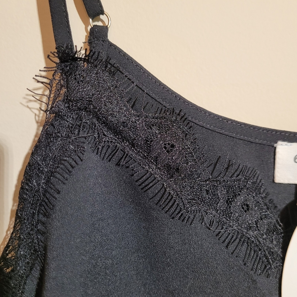 Black lace trimmed camisole Sz. M - Picture 2 of 4